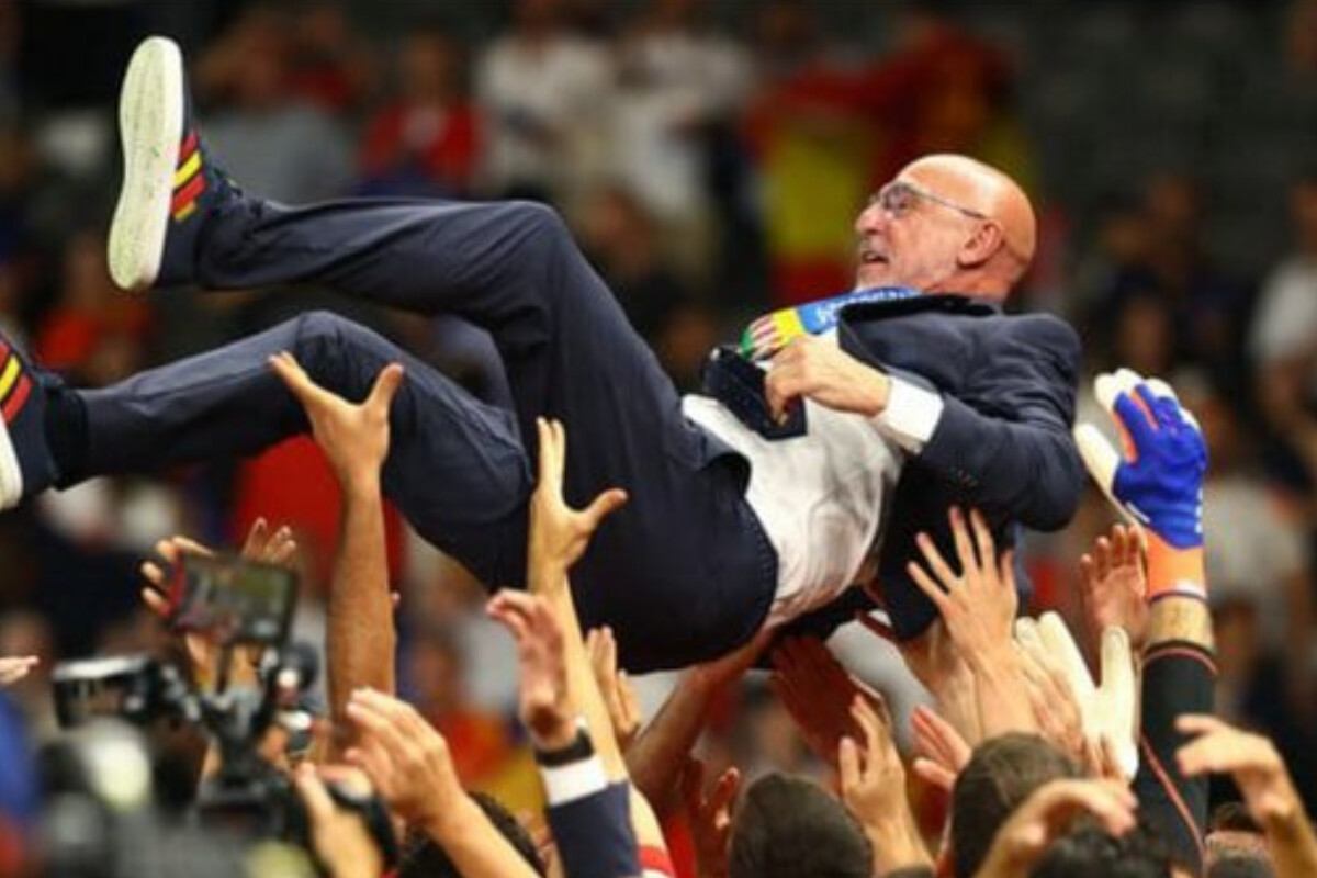 <p>İspaniya millisi dördqat Avropa çempionudur</p>