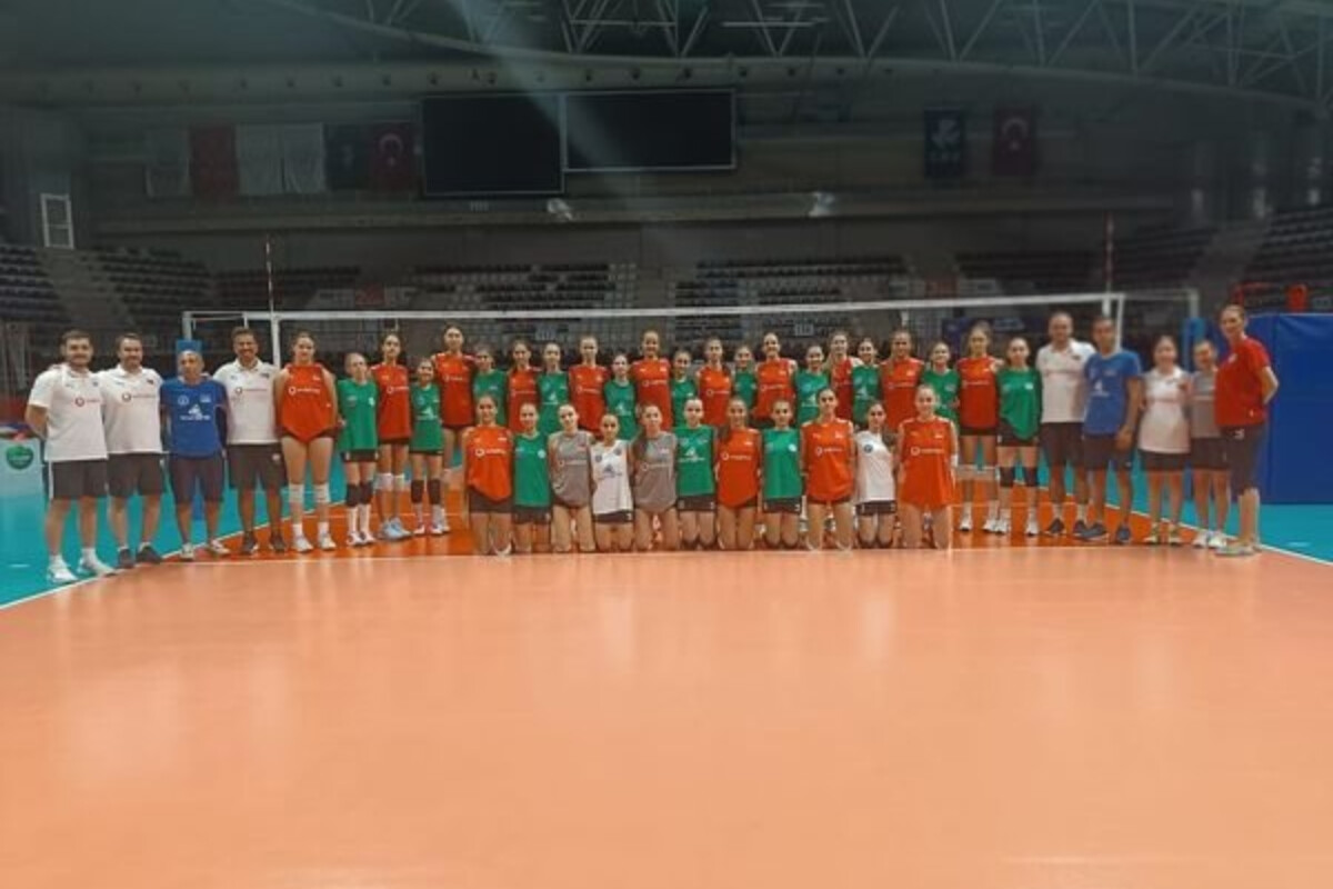 <p>Voleybolçu qızlardan ibarət U-16 yığmamızın Türkiyə toplanışı başa çatıb&nbsp;</p>