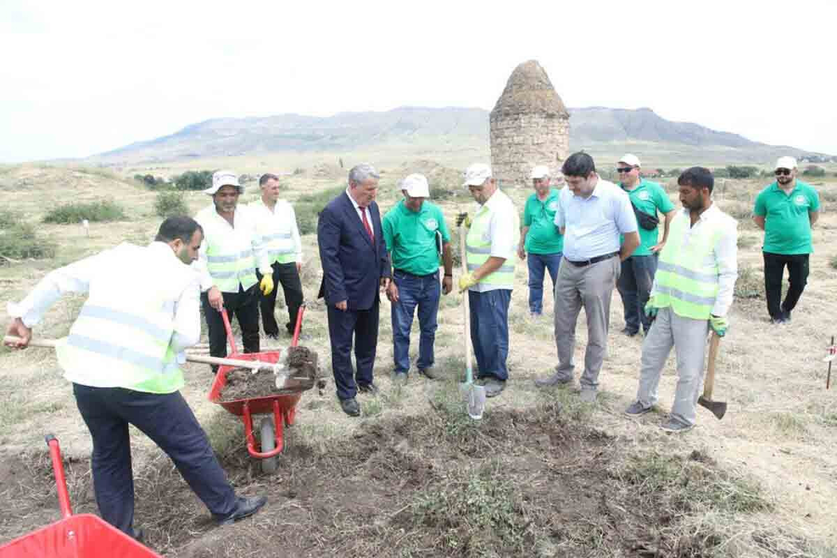 <p>AMEA-nın prezidenti Xocalı şəhərində arxeoloji&nbsp;ekspedisiyanın işi ilə tanış olub</p>