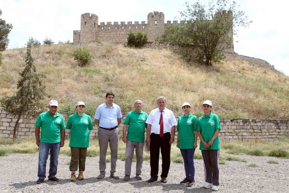 <p>AMEA prezidenti Şahbulaq abidələr kompleksini&nbsp;ziyarət edib</p>