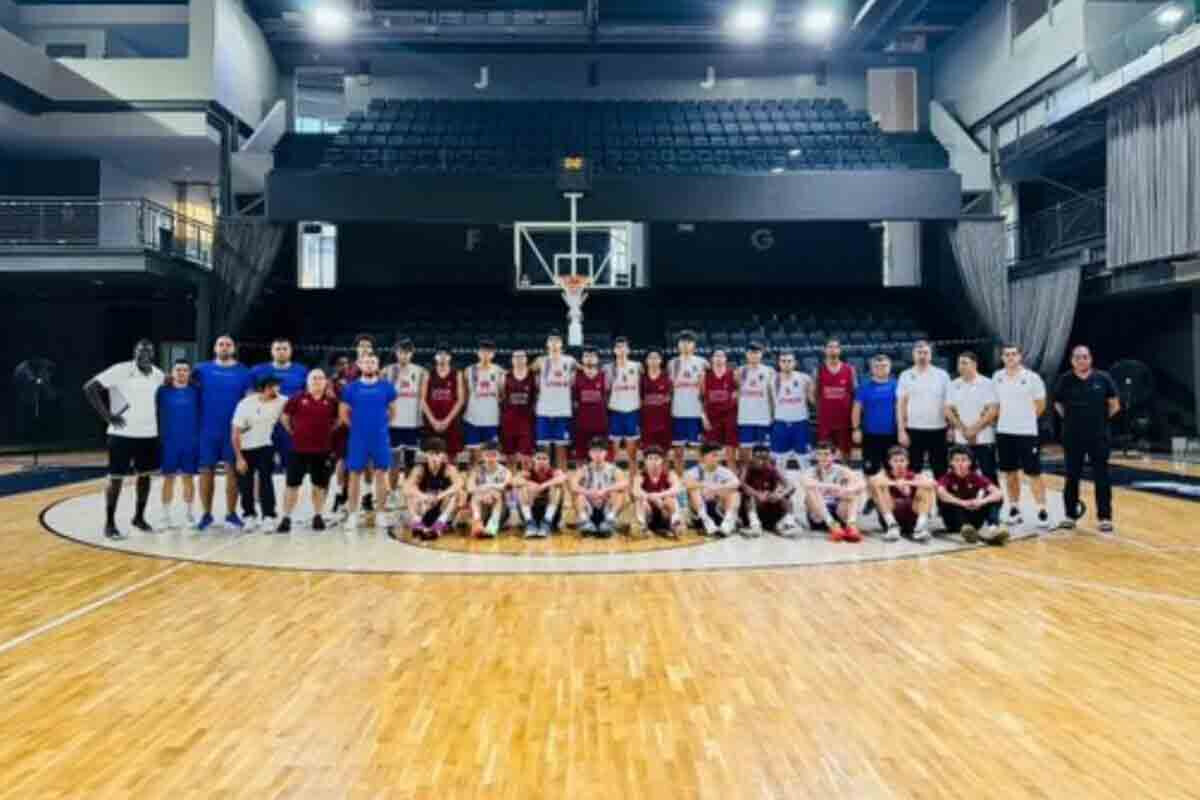 <p>Oğlanlardan ibarət U-18 basketol millimiz&nbsp;AÇ-də mübarizəyə başlayır</p>