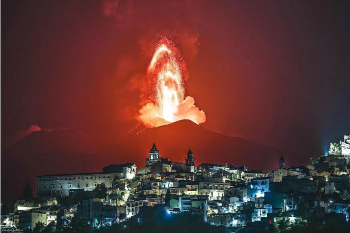 <p>İtaliyadakı Etna vulkanı lava ilə püskürməyə başlayıb</p>
