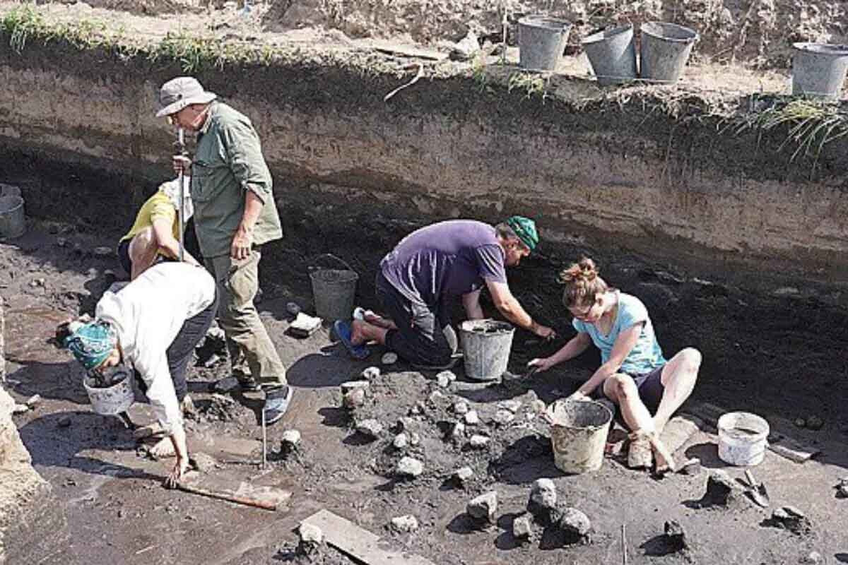 <p>Ermitaj arxeoloqları Daş dövrünə aid xəzinələri tapıblar</p>