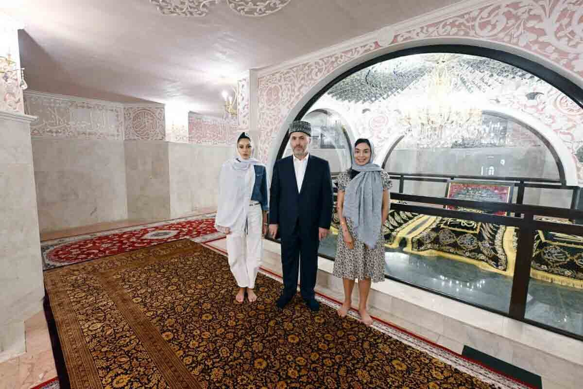 <p>Birinci xanım Bibiheybət ziyarətgah kompleksini&nbsp;ziyarət edib&nbsp;</p>