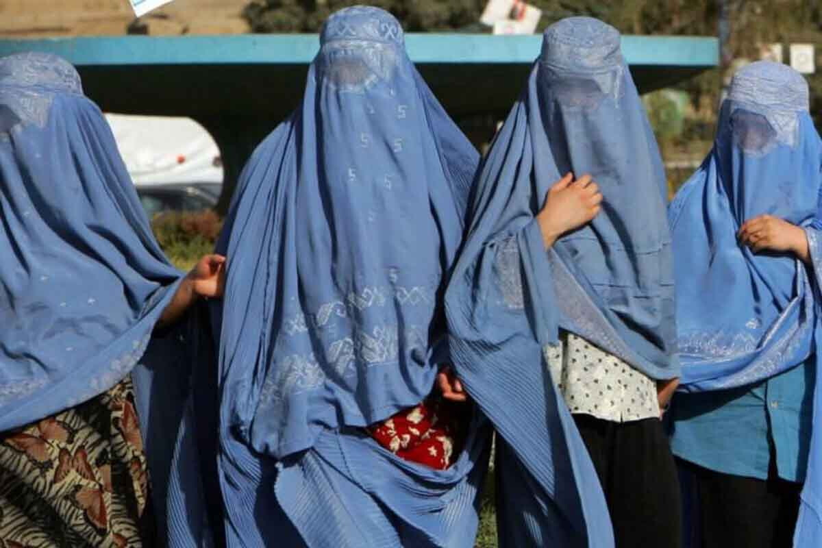 <p>Taliban qadınların ictimai yerlərdə danışmasını qadağan edib</p>