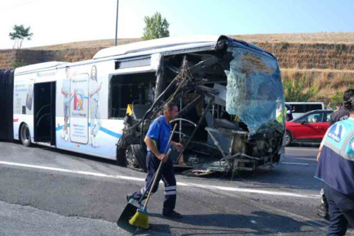 <p>İstanbulda iki metrobus toqquşdu -&nbsp;1 ölü, 35 yaralı</p>