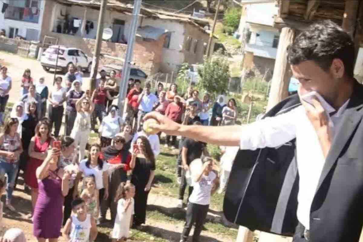 <p>Bəy toyda gəlinin başına alma atdı</p>