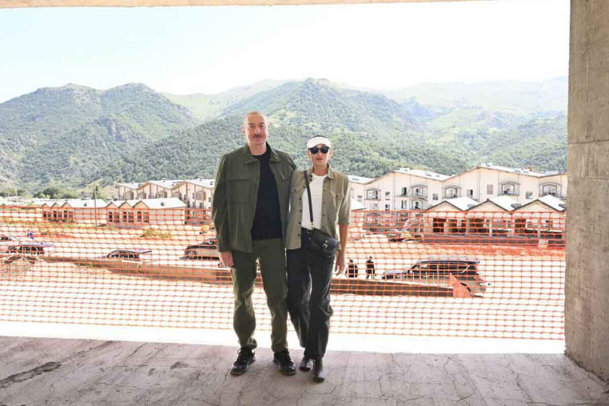 <p>Prezident Kəlbəcər Şəhər Təhsil Kompleksində&nbsp;aparılan işlərlə tanış olub</p>