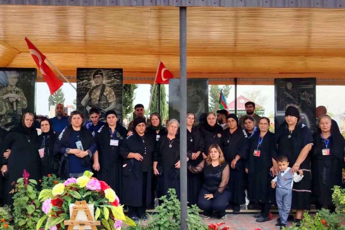 <p>Beyləqanda şəhidin il dönümündə izdiham yaşanıb</p>