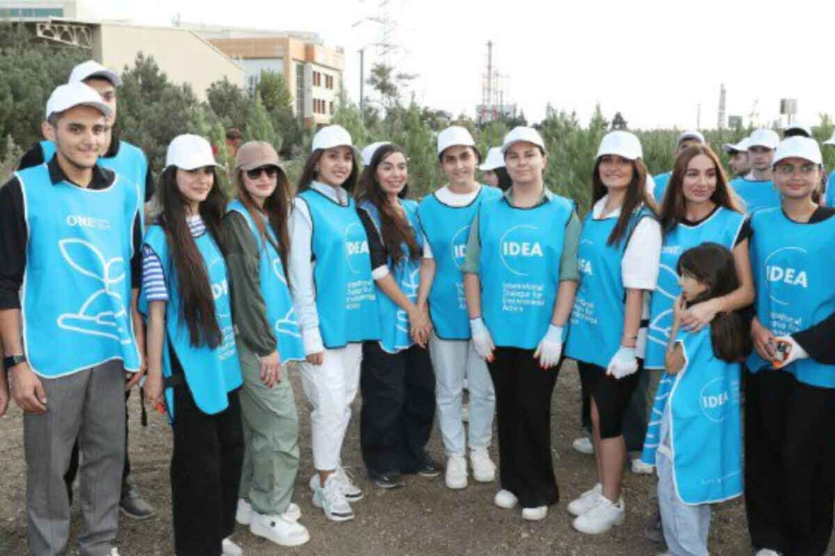 <p>Leyla Əliyeva və ailə üzvləri ağacəkmə aksiyasında</p>