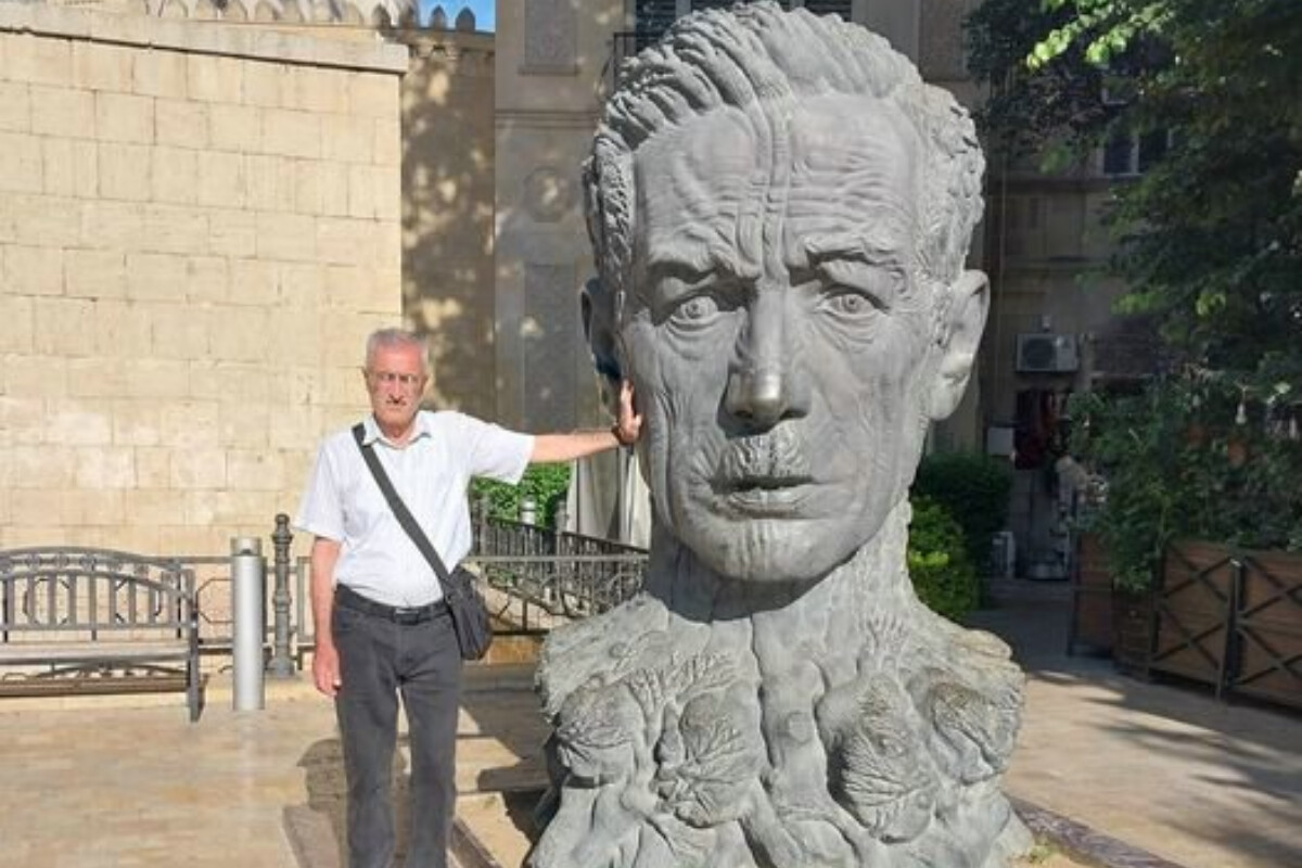 <p>Etibar Cəbrayıloğlu:&nbsp;Əliağa Vahidin ruhunu ehtiramla yad edirəm</p>