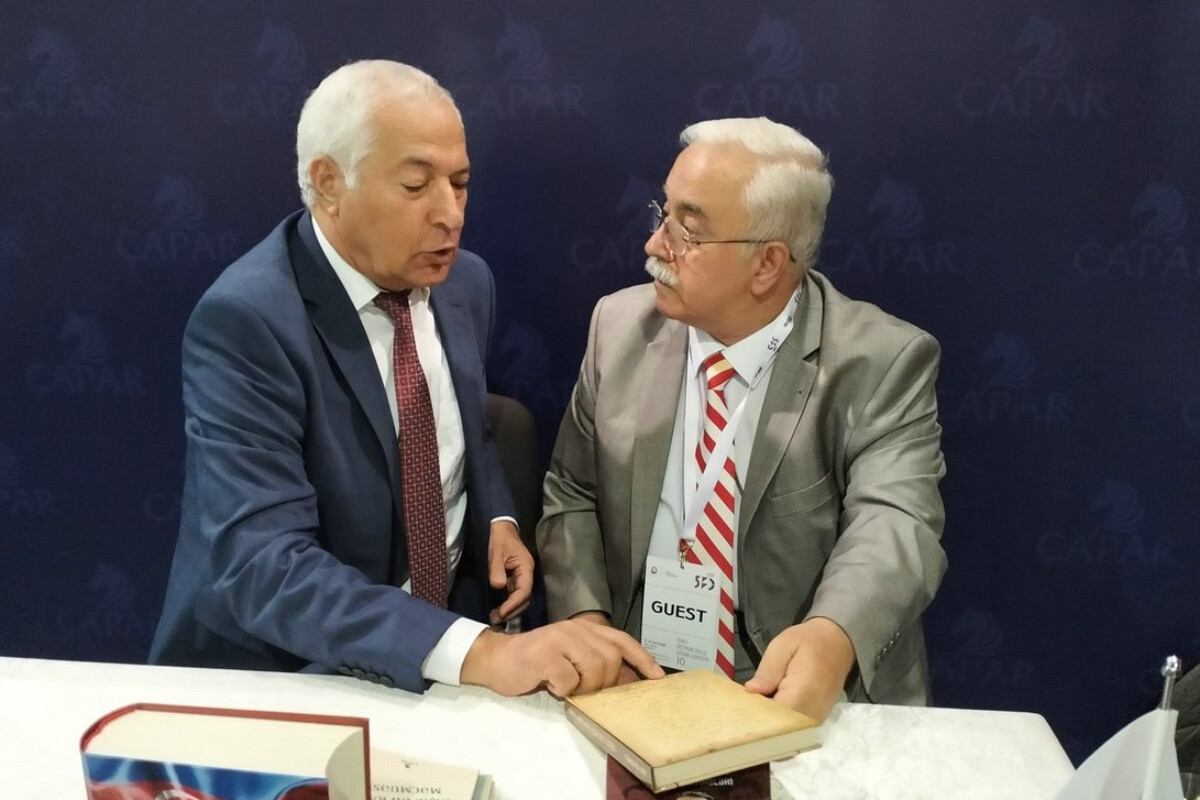 <p>Ədalət Tahirzadə: Təəssüf ki, çox dəyərli əsərlər&nbsp;stenddə öz yerini tutmadı, ancaq...</p>