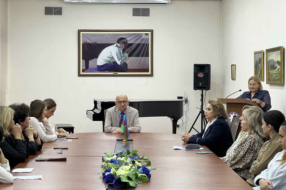 <p>Bakı Musiqi Akademiyasında&nbsp;dəyirmi masa keçirildi</p>