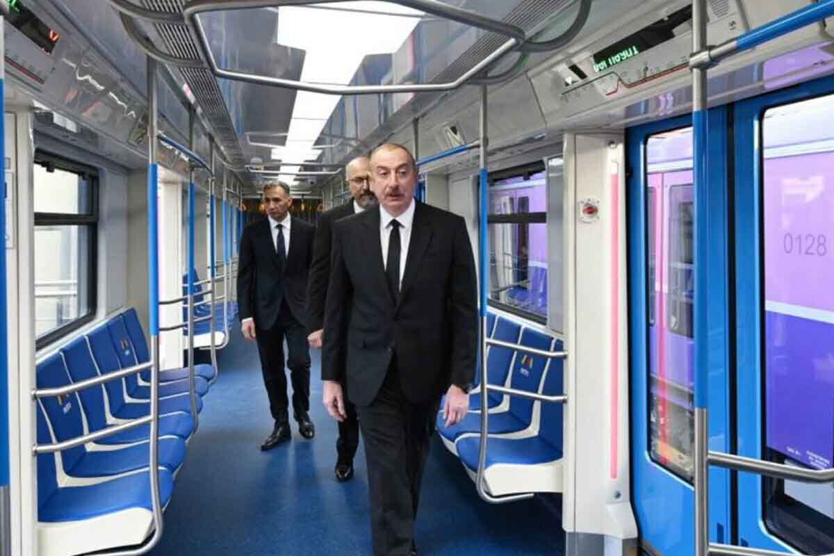 <p>İlham Əliyev Bakıda komplektləşdirilən yeni&nbsp;nəsil metro qatarları ilə tanış olub</p>