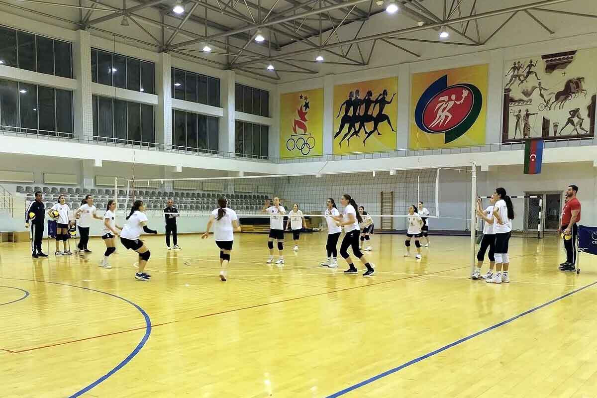 <p>Qızlardan ibarət U-16 voleybol yığmamız&nbsp;EEZVA çempionatına hazırlaşır&nbsp;</p>