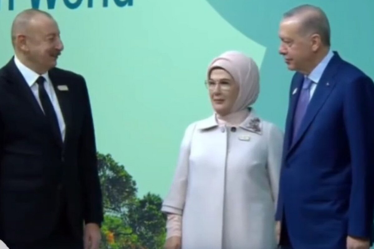 <p>İlham Əliyev Ərdoğan və xanımını Bakı Olimpiya&nbsp;Stadionunda qarşıladı&nbsp;</p>