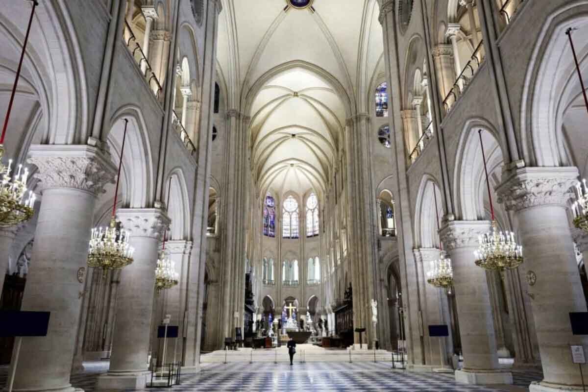 <p>Parisdə Notr-Dam kilsəsi bərpadan sonra ilk dəfə öz qapılarını açıb</p>