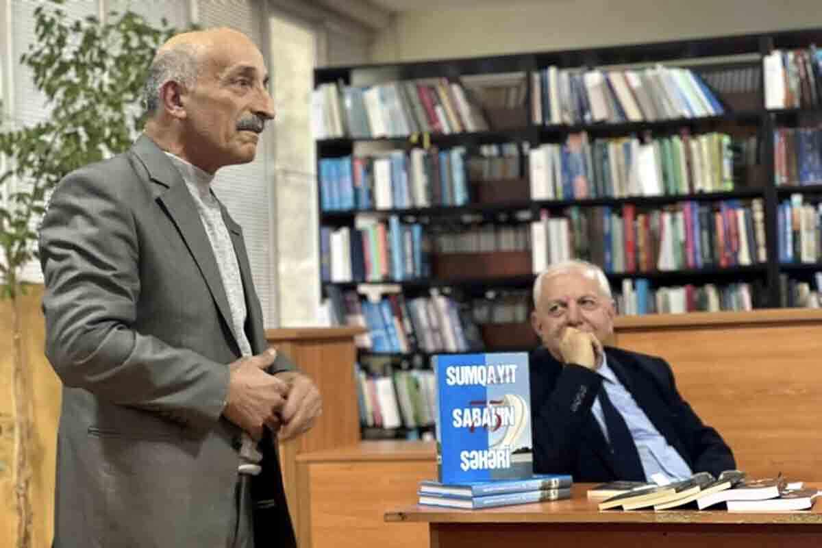 <p>Sumqayıtdakı Səməd Vurğun adına Mərkəzi Kitabxanada Eyruz Məmmədovla görüş keçirilib</p>