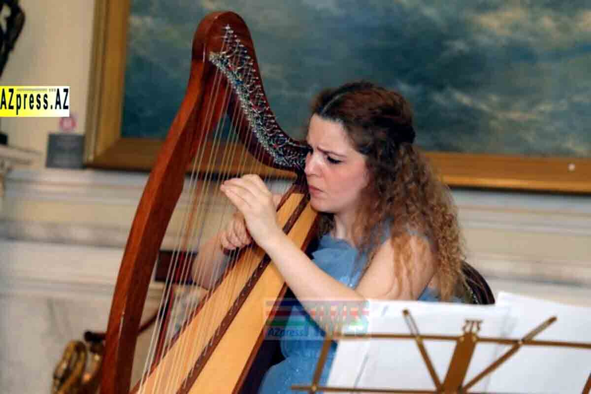 <p>Azərbaycanda ilk dəfə kelt arfası ilə fleytanın ifasında konsert baş tutdu</p>