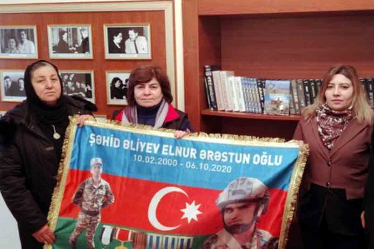 <p>Rəsul Rzanın ev muzeyində yer alan ilk şəhid kitabı</p>