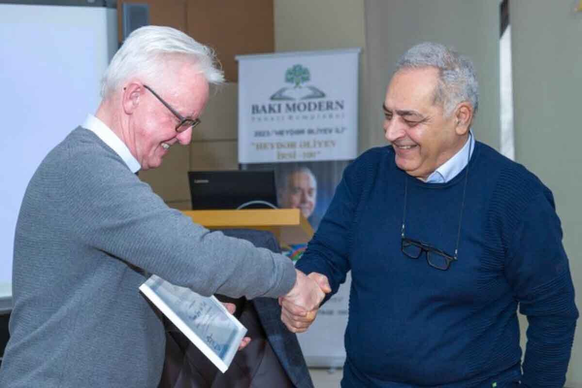 <p>Tanınmış yazıçı-tərcüməçi Kamran Nəzirli ilə görüş +FOTOLAR</p>

<p> </p>