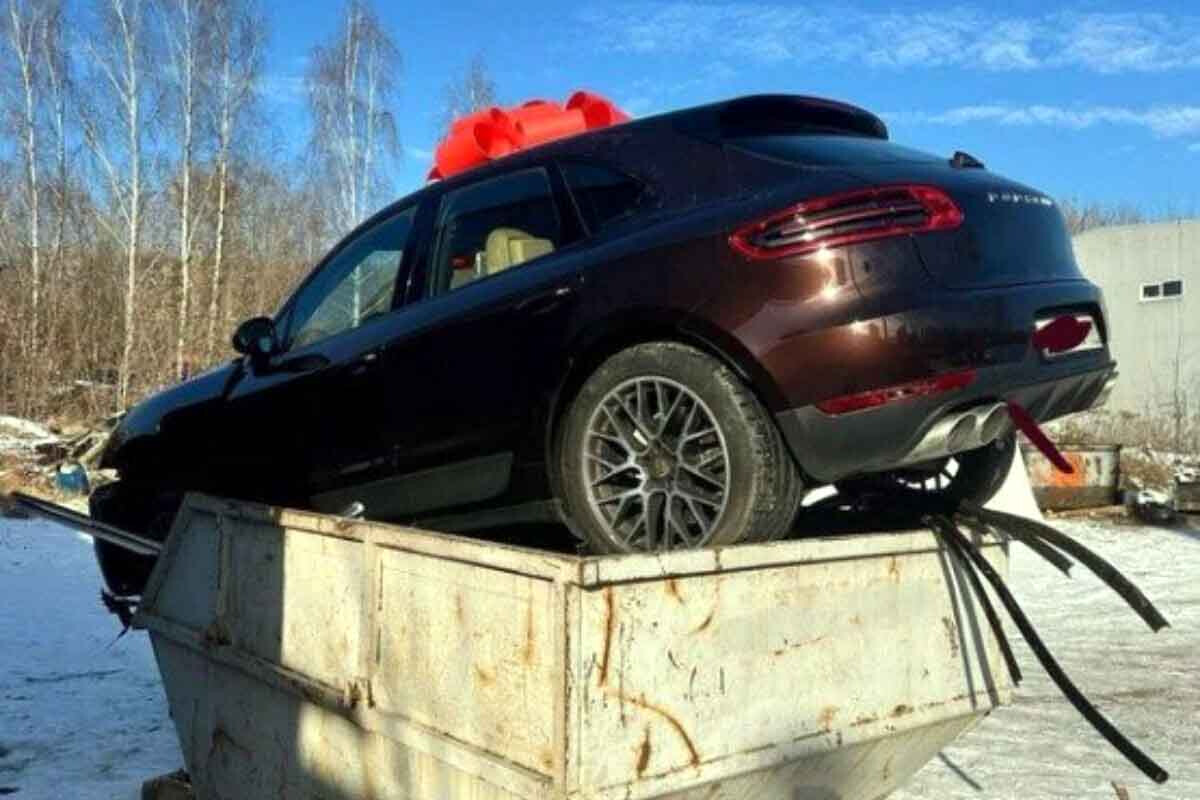 <p>Həyat yoldaşına verdiyi "Porsche"&nbsp;markalı avtomobili zibil qutusuna atdı</p>