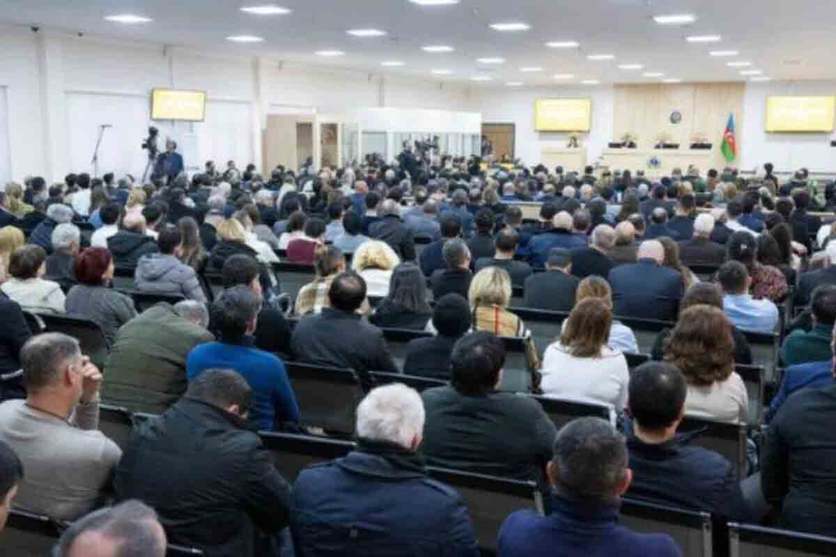 <p>Levon Mnatsakanyan: Ermənistanın baş naziri bizə kiminləsə danışmağı&nbsp;qadağan edib</p>