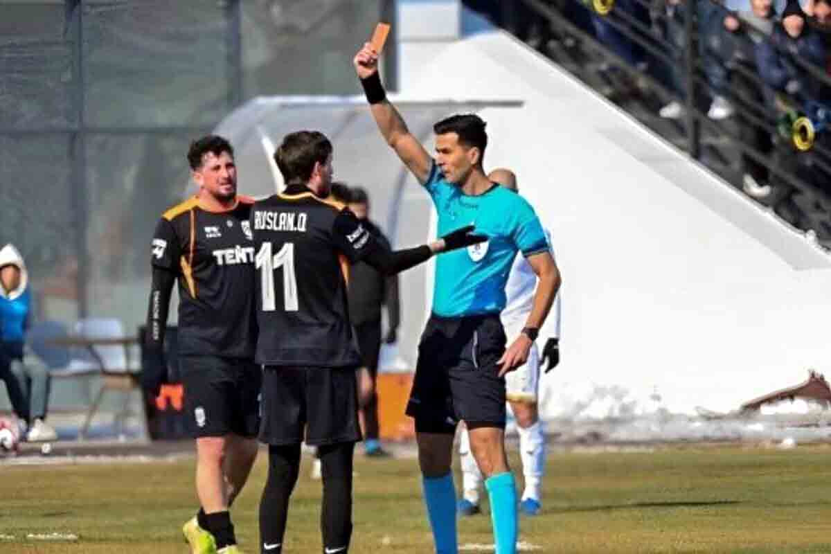 <p>Millinin sabiq futbolçusu hakimi təhqir etdiyinə&nbsp;görə diskvalifikasiya edilib</p>