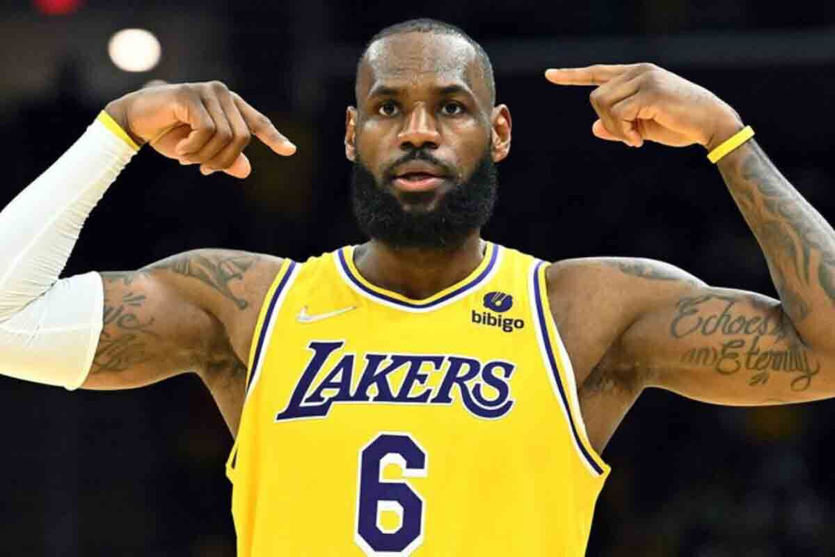 <p>40 yaşlı LeBron Ceyms NBA tarixində karyerasında&nbsp;50.000 xal toplayan ilk oyunçu oldu</p>