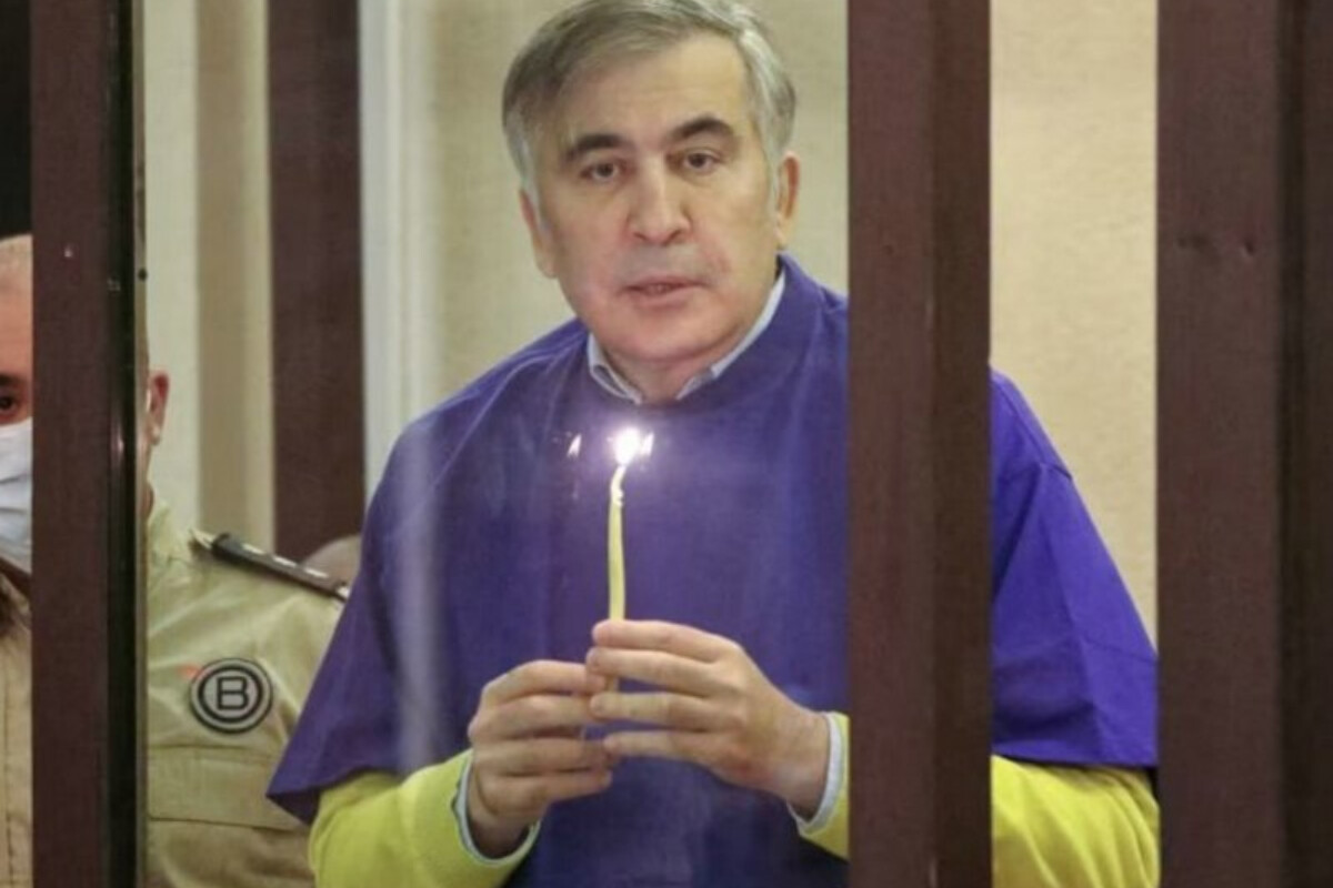 <p>Saakaşvili 4,5 il müddətinə azadlıqdan məhrum edilib</p>