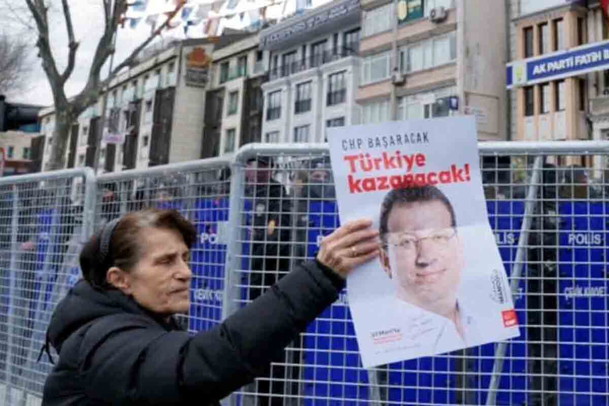 <p>İstanbul bələdiyyə sədrinin həbsindən sonra&nbsp;nümayişlər qadağan edilib</p>