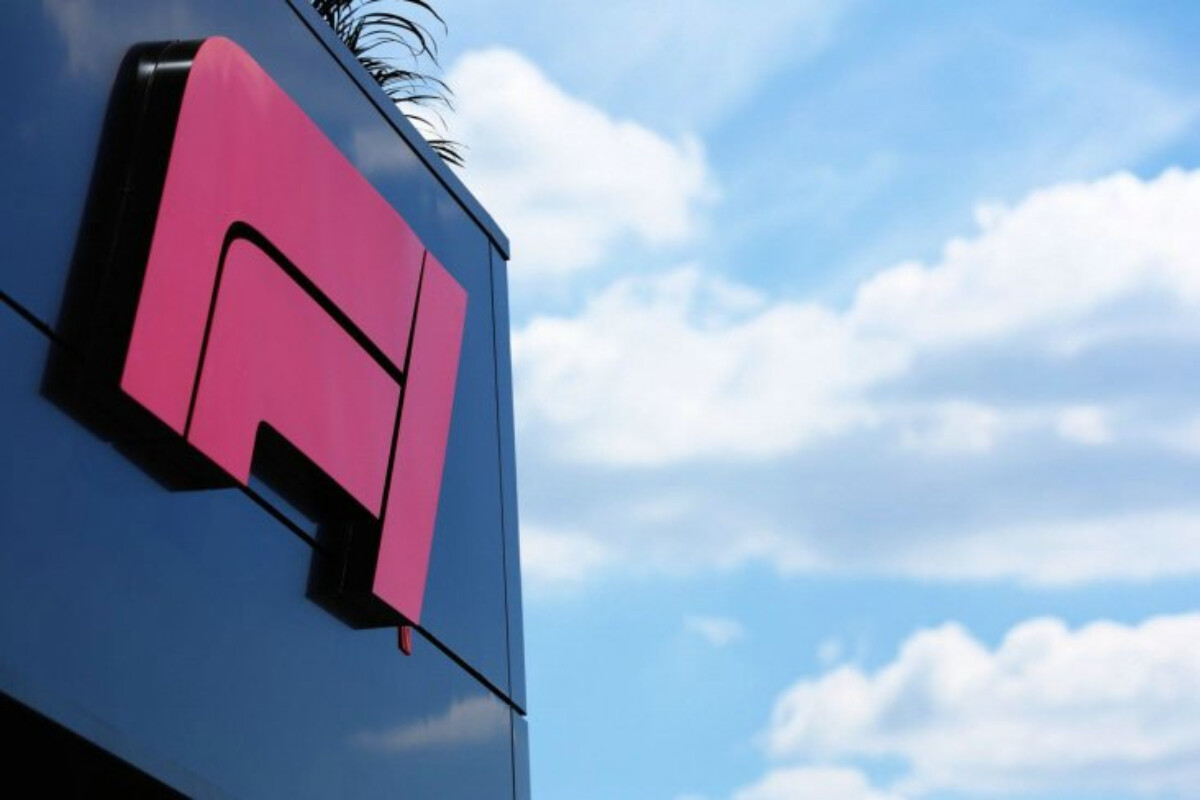 <p>Formula 1-in 12-ci komandası 600 milyon&nbsp;dollar giriş haqqı ödəyəcək</p>