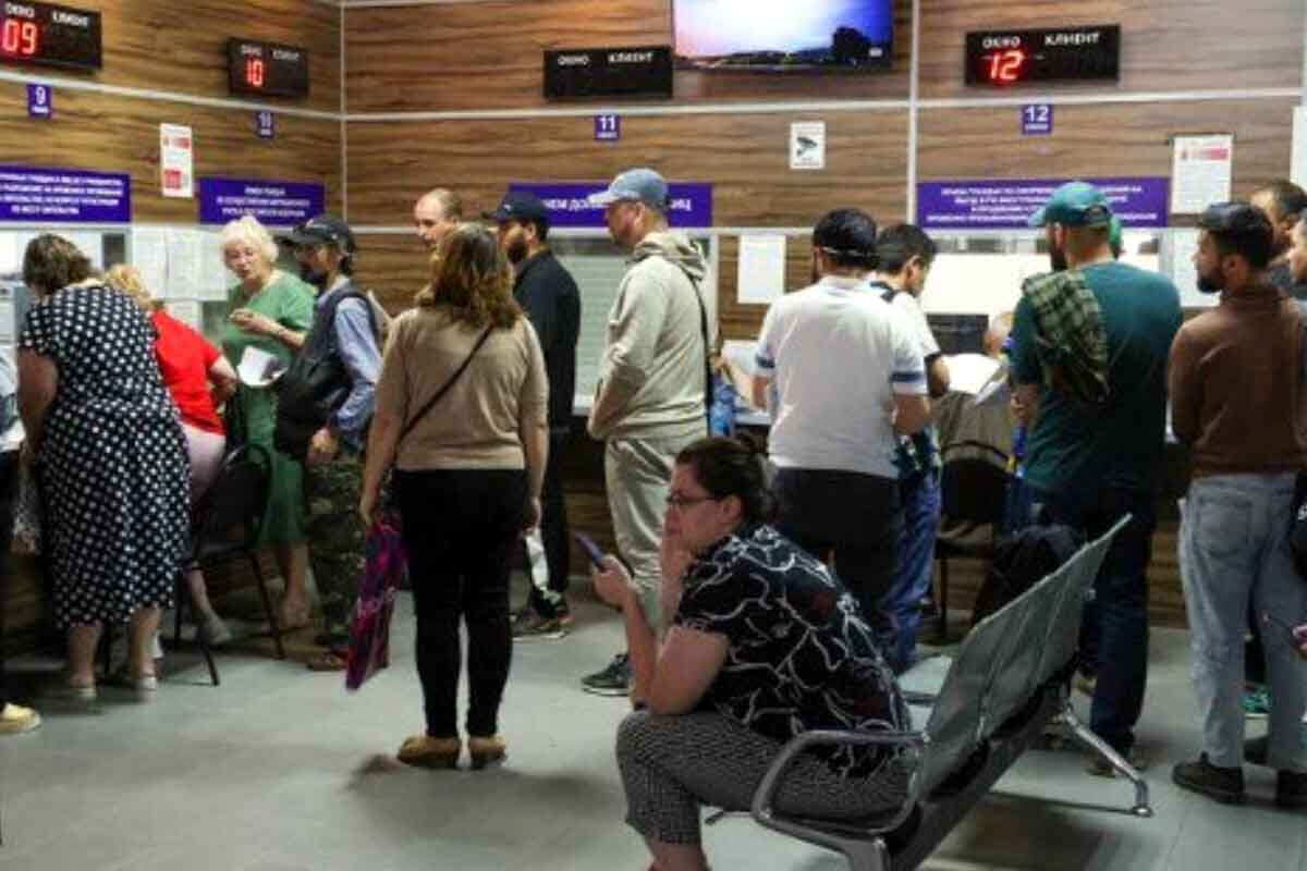 <p>FƏRMAN İMZALANDI: Ukraynalılar&nbsp;leqallaşdırılmalı və ya ölkəni tərk etməlidirlər</p>