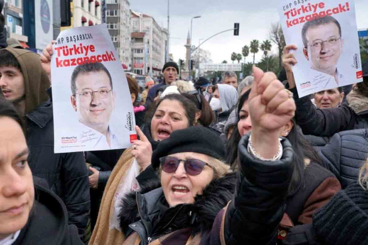 <p>Ankara və İzmirdə etiraz və mitinqlər qadağan edilib</p>