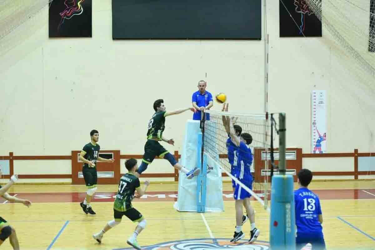 <p>Lider autsayderlə qarşılaşacaqlar</p>