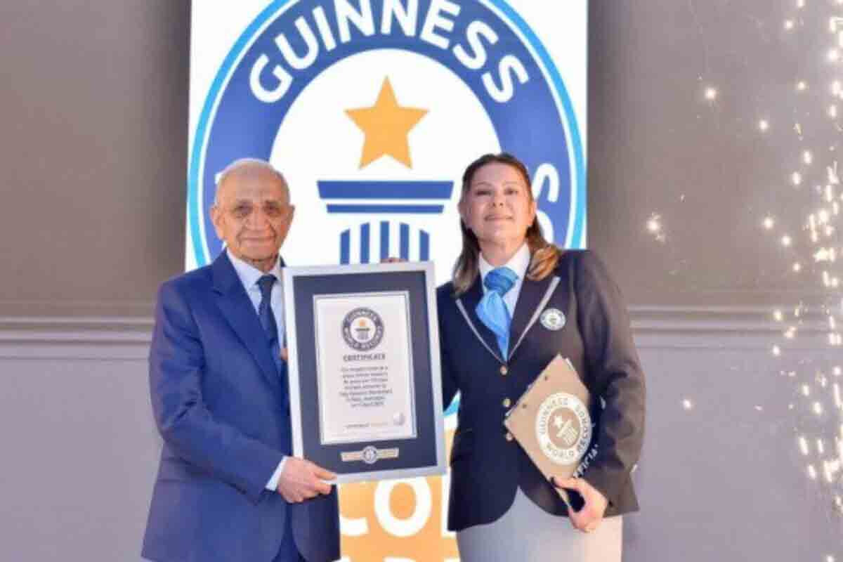 <p>Şahmat üzrə keçmiş azərbaycanlı hakimin adı&nbsp;Ginnesin Rekordlar Kitabına düşüb</p>