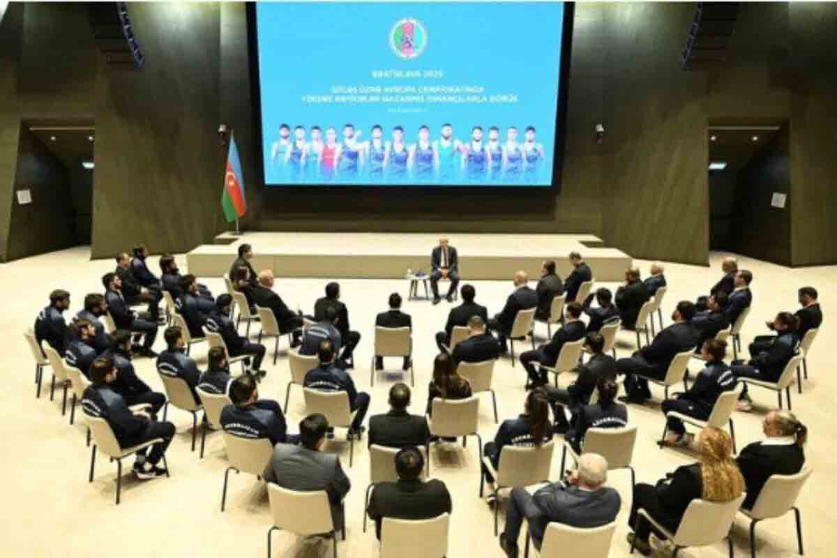 <p>Mikayıl Cabbarov Avropa çempionatında fərqlənən&nbsp;güləşçilərlə görüşüb</p>