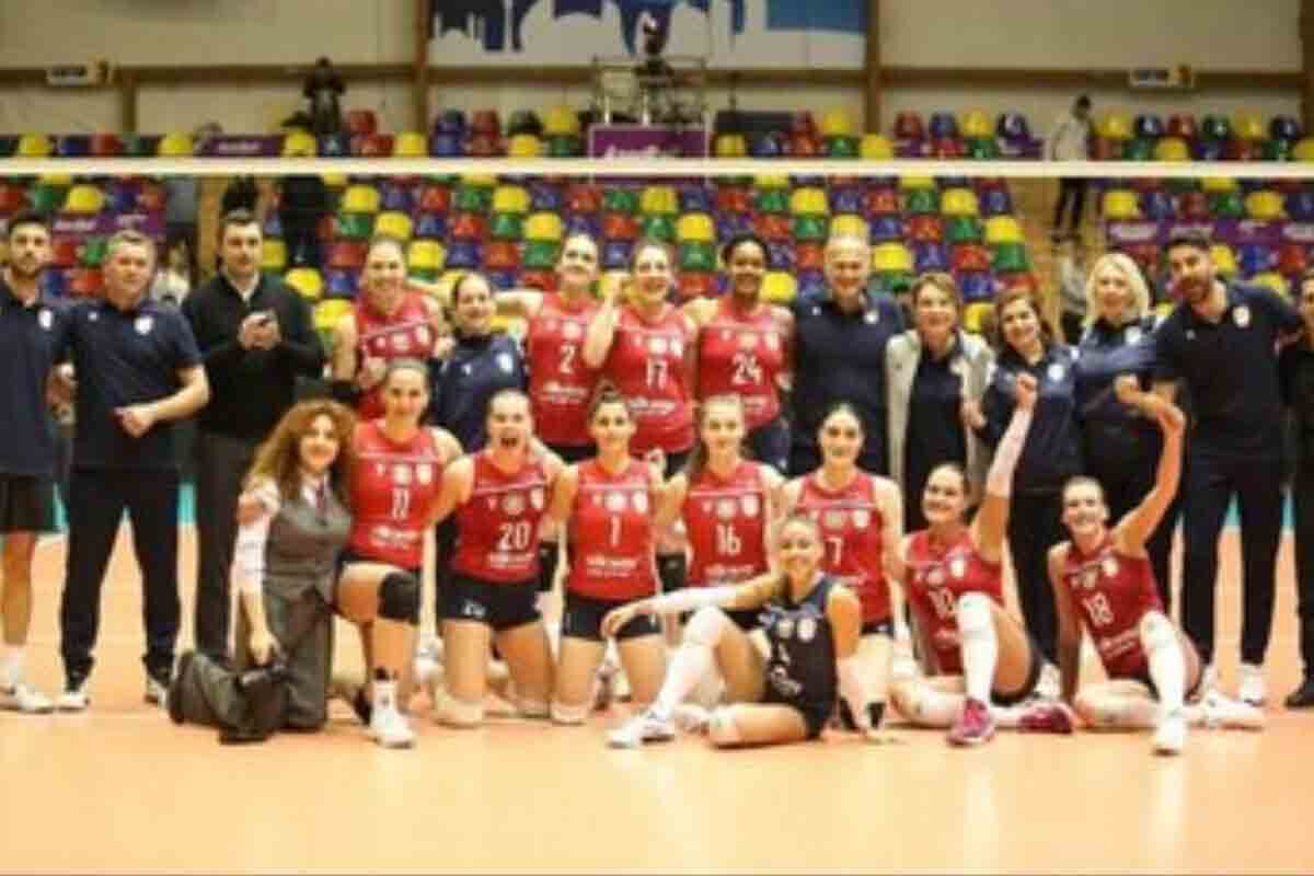 <p>Qadın voleybolçular pley-offda&nbsp;cavab matçına çıxacaqlar&nbsp;</p>