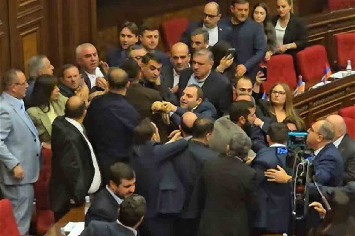<p>Deputatlar arasında əlbəyaxa dava düşdü</p>