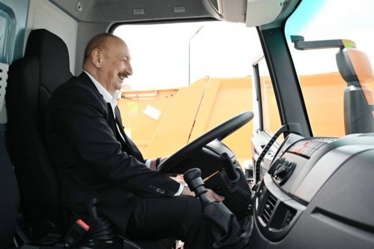 <p>İlham Əliyev Sumqayıt Kimya Sənaye Parkında&nbsp;bir sıra müəssisələrin açılışını edib</p>