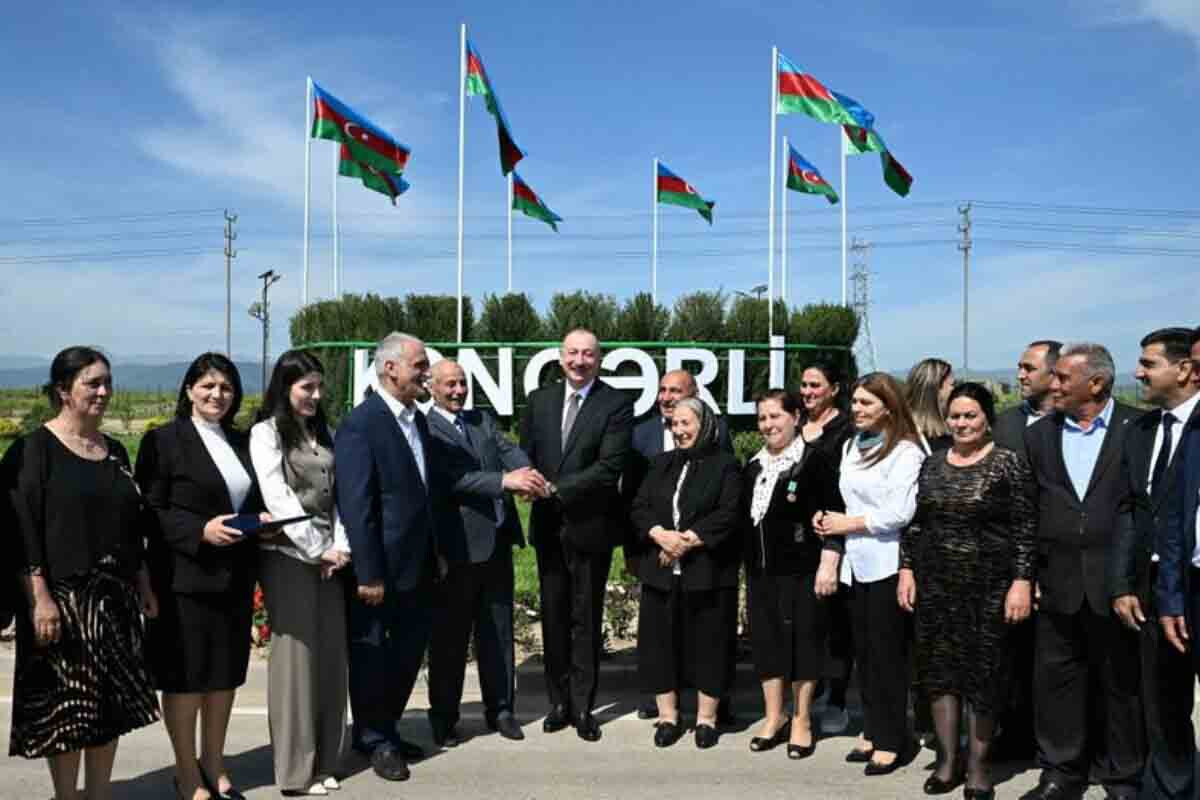 <p>İlham Əliyev Ağdamın Kəngərli kəndinə köçən sakinlərlə görüşüb, onlara evlərin açarlarını təqdim edib</p>