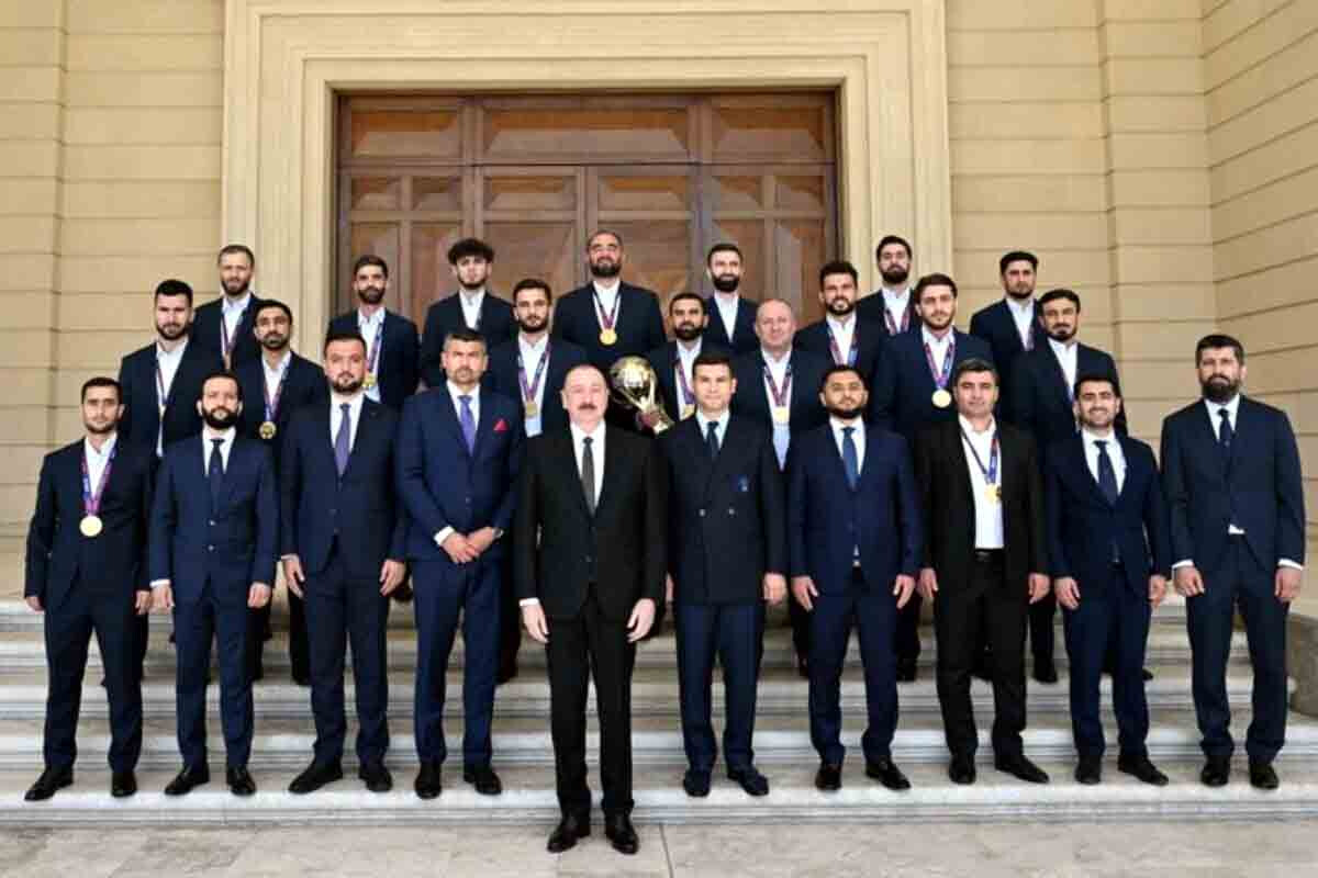İlham Əliyev minifutbol üzrə dünya çempionatının qalibi olan Azərbaycan milli komandasının üzvlərini qəbul edib}