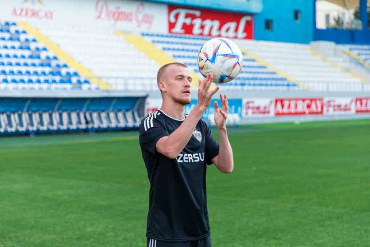 <p>“Qarabağ” Aleksey İsayevi doğma komandasına buraxmayıb</p>