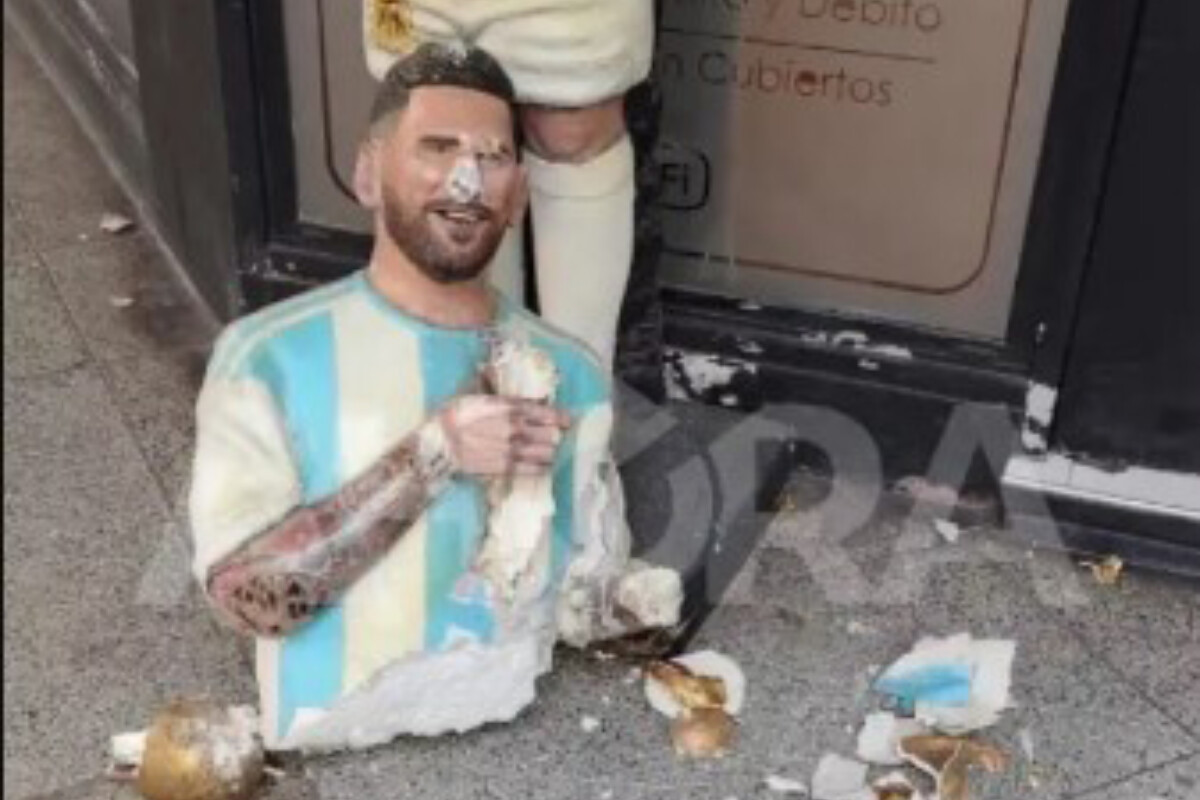 <p>Argentinada Lionel Messinin heykəli vandalizmə məruz qalıb</p>