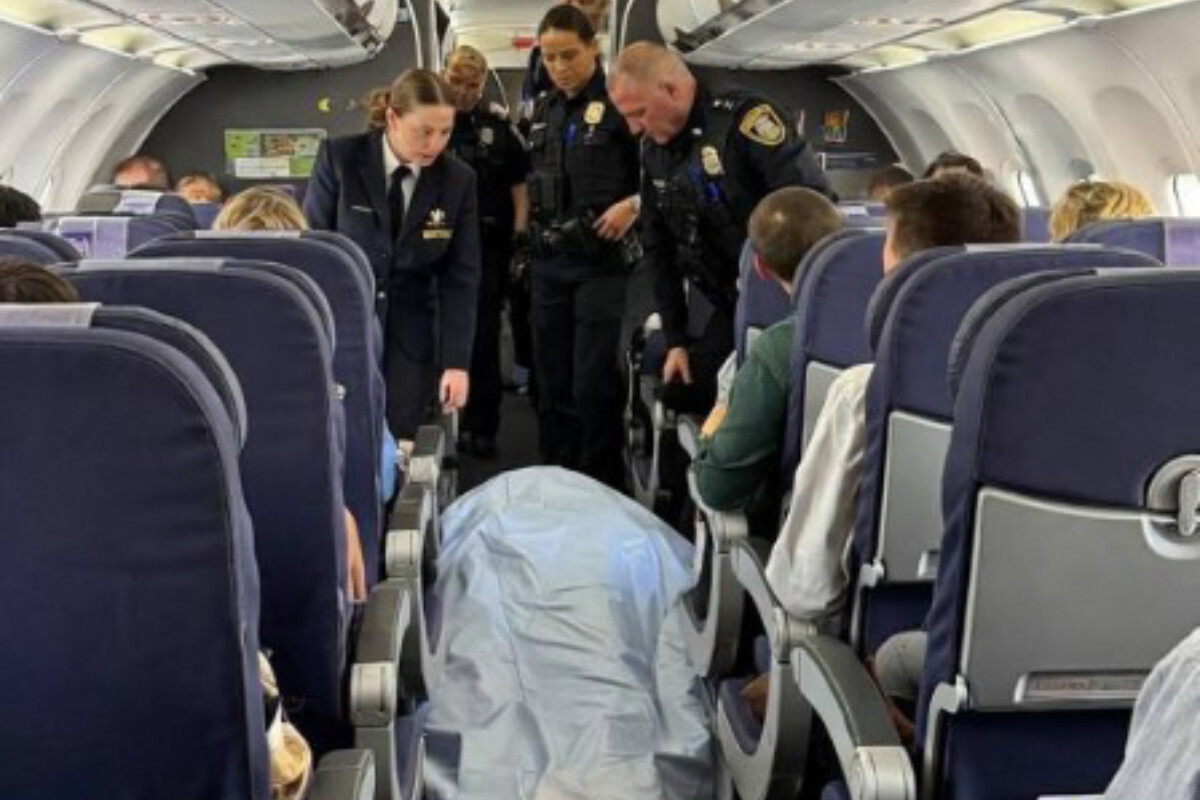 <p>Moskvaya uçan təyyarənin tualetində sərnişinin cəsədi tapılıb</p>