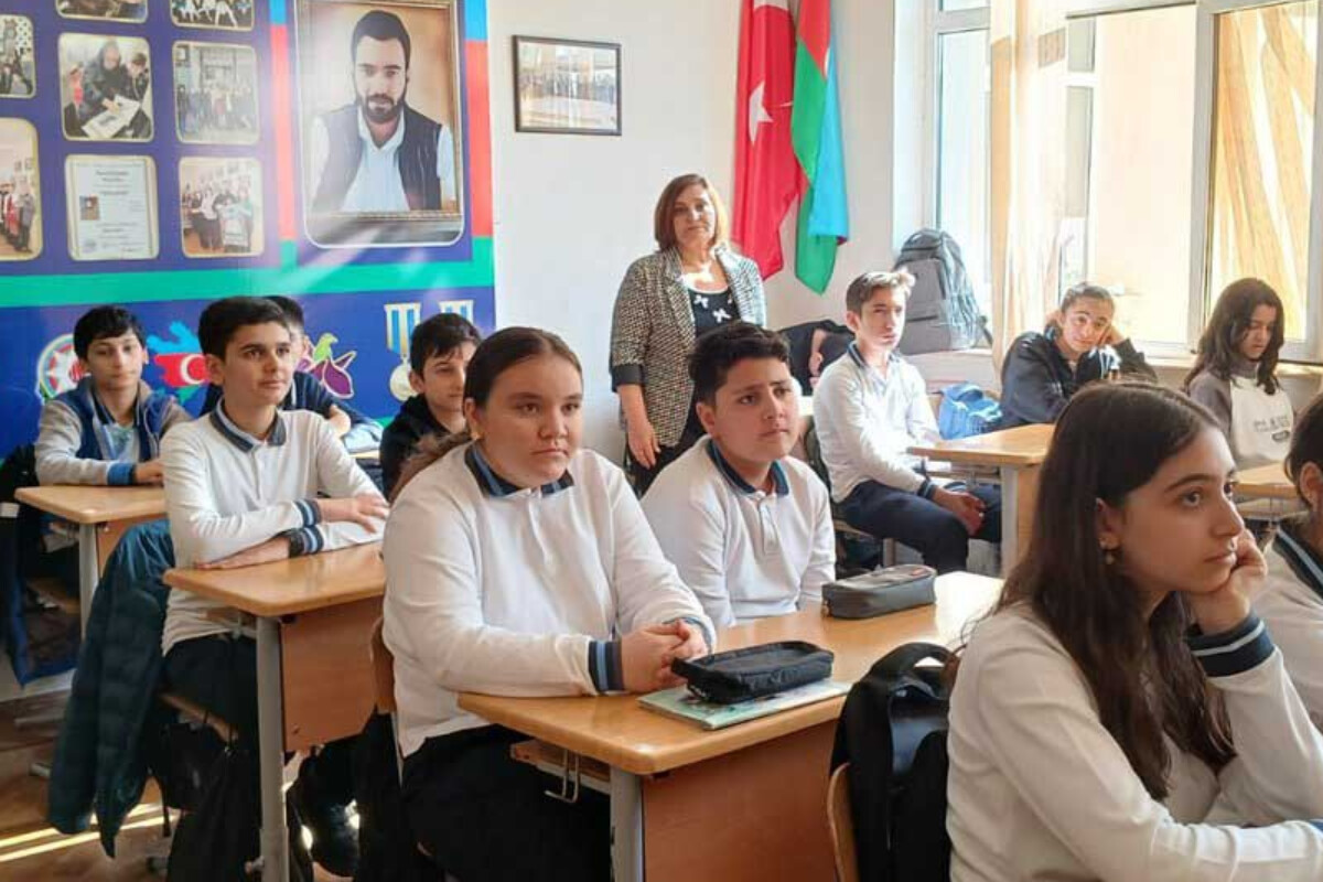 <p>Aleksandr Çakovskinin &ldquo;Blokada&rdquo;&nbsp;romanının müzakirəsi keçirildi</p>