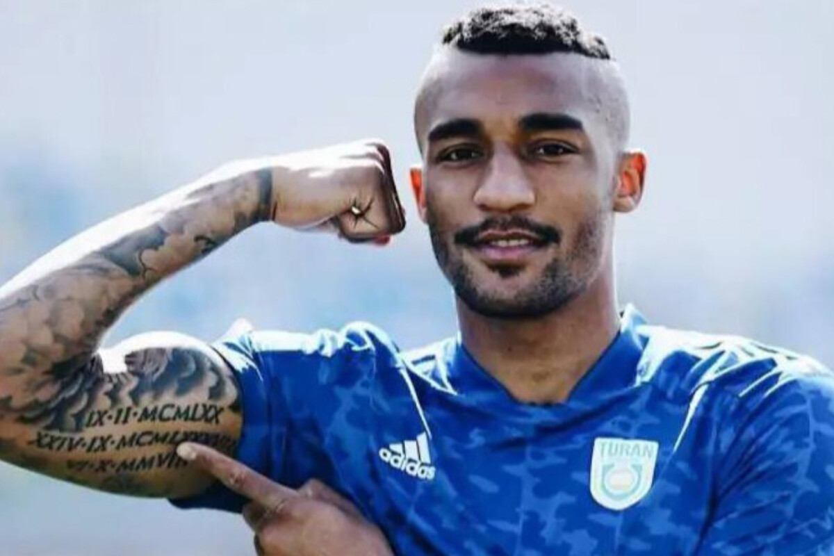 <p>Keçmiş futbolçu pəncərədən yıxılaraq ölüb</p>