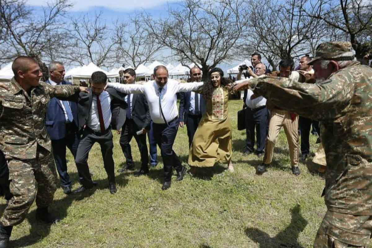 <p>Zaxarova Paşinyanın Qarabağdakı rəqsini xatırladıb</p>