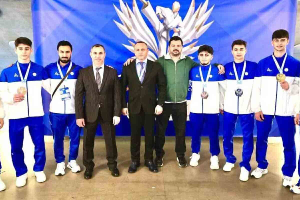 <p>Yeniyetmə və gənc karateçilərimiz AÇ-dən 6 medalla dönüblər</p>