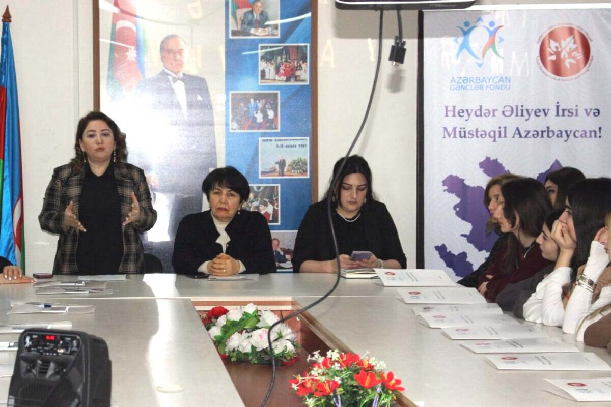 <p>Heydər Əliyev İrsi və Müstəqil Azərbaycan!&nbsp;seminarlara başlanılmışdır +FOTO=13</p>